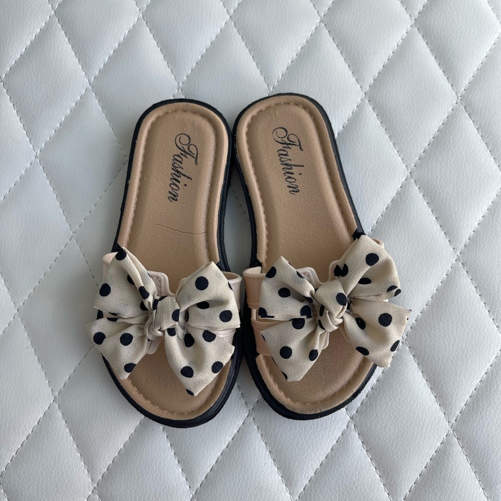 Kids Polka Dot Bow Slide Sandals - Cream and Black